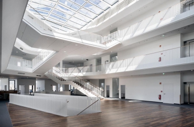 Thi công giếng trời bằng tấm lợp lấy sáng thông minh polycarbonate 